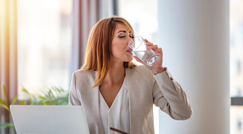 Beber agua alivia el síndrome de la boca ardiente